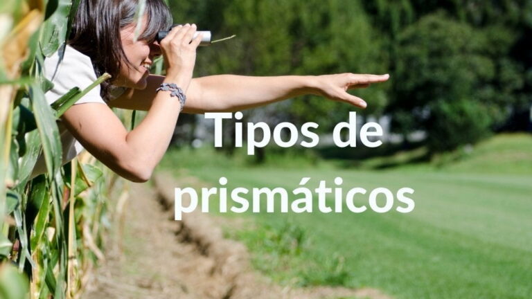 Clases de prismáticos o binoculares 12 Imagen mujer con un binocular y señalando: Tipos de prismáticos