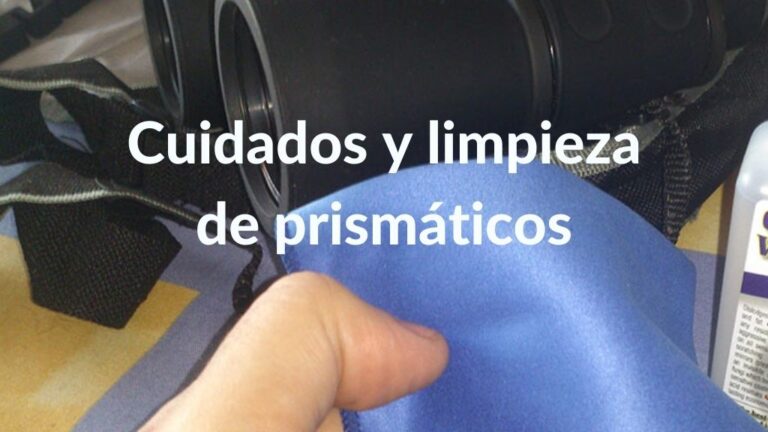 ¿Cómo limpiar las lentes de unos prismáticos? Guía completa sobre cómo cuidar tus binoculares 11 Foto de una gamuza y unos prismáticos con el texto: Cuidados y limpieza de prismáticos