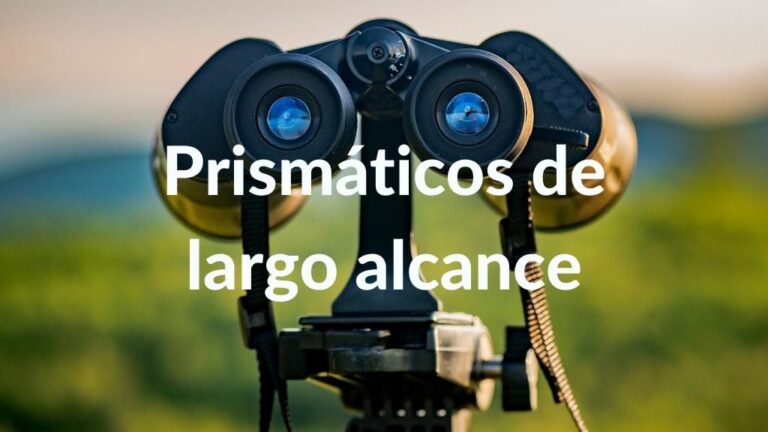 Prismáticos de largo alcance para distintos usos 3 Imagen con una foto de fondo de unos binoculares apoyados en trípode apuntando a lo lejos en campo abierto. Contiene la pregunta con texto sobreimpreso: Prismáticos de largo alcance.