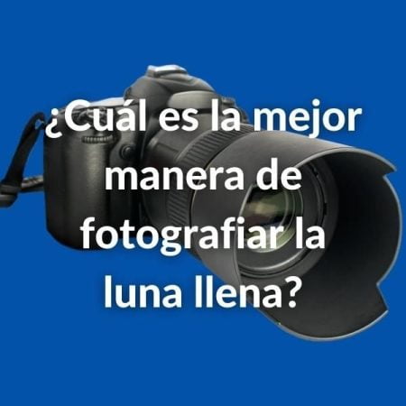 Imagen de una cámara de fotos réflex sobre un fondo azul y la pregunta ¿Cuál es la mejor manera de fotografiar la luna llena? sobre escrita con letras de color blanco.